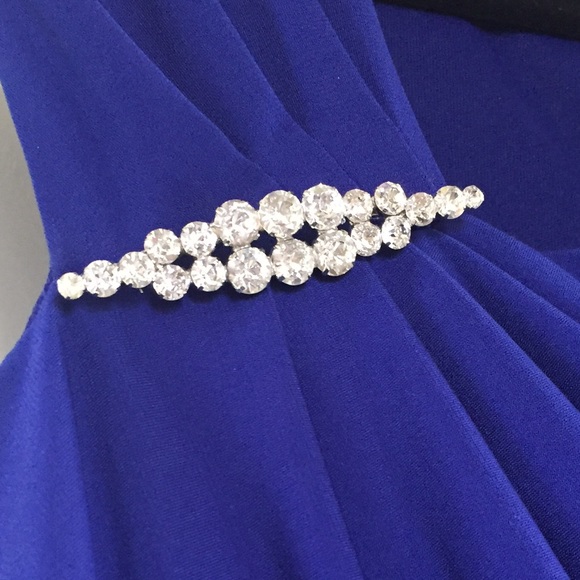 Beautiful Cynthia Rowley Dress with Brooch - Picture 3 of 4